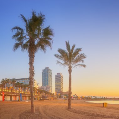 Barcelona'da Barceloneta plaja gündoğumu
