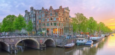 Amstel Nehri, kanallar ve gece manzarası güzel Amsterdam şehir. Hollanda