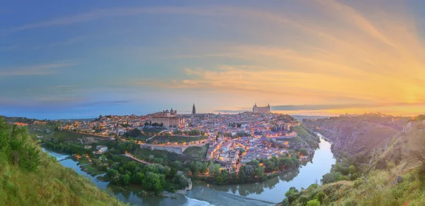 Panoramautsikt över gamla staden och Alcazar på en kulle över floden Tejo, Castilla-la Mancha, Toledo, Spanien — Stockfoto