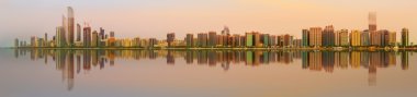 Gün batımında, BAE Abu Dhabi Skyline görünümü