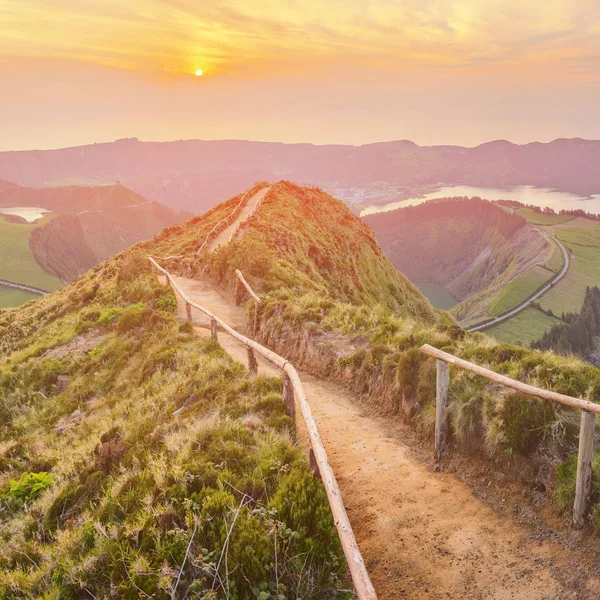 Berglandskap med Fotvandring spår och utsikt över vackra sjöar, Ponta Delgada, Sao Miguel Island, Azorerna, Portugal — Stockfoto