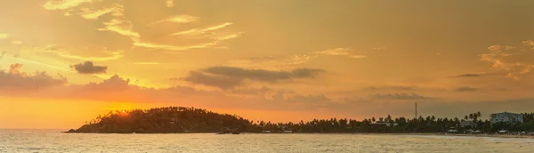 日没、スリランカにロマンチックな手つかずの熱帯のビーチ — ストック写真