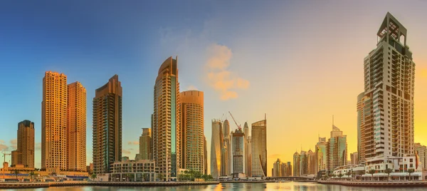 Vista panoramica sulla baia di Dubai Marina con yacht e cielo nuvoloso, Dubai, Emirati Arabi Uniti — Foto Stock