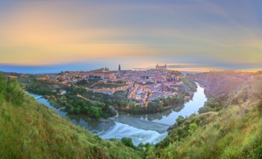 Antik kenti ve Alcazar panoramik manzaralı bir tepede üzerinde Tagus Nehri, Castilla la Mancha, Toledo, İspanya