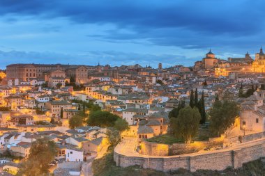 Antik kenti ve Alcazar panoramik manzaralı bir tepede üzerinde Tagus Nehri, Castilla la Mancha, Toledo, İspanya