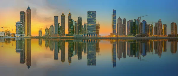 Panoramisch uitzicht van Business bay en het centrum gebied van Dubai, reflectie in een rivier, Uae — Stockfoto