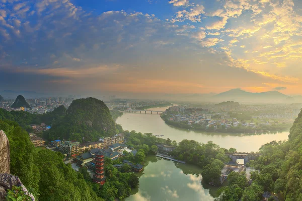Landschaft aus Guilin, Li-Fluss und Karstbergen. in der Nähe von Yangshuo County, Provinz Guangxi, China — Stockfoto