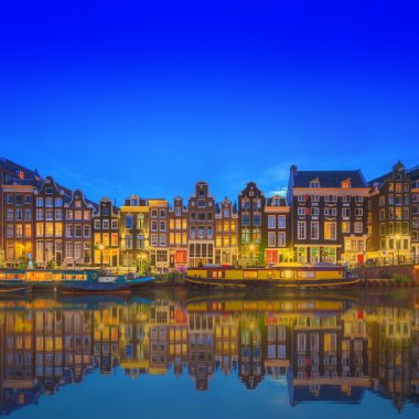 Amstel Nehri, kanallar ve gece manzarası güzel Amsterdam şehir. Hollanda