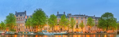 Panoramik ve tekneler, eski binalar ve Amstel Nehri'ne, Felemenk, Hollanda Amsterdam cityscape
