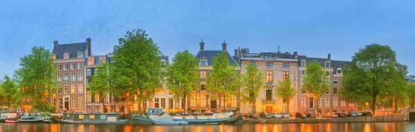 パノラマ ビューとボート、古い建物、オランダ、オランダのアムステル川とアムステルダムの街並み — ストック写真