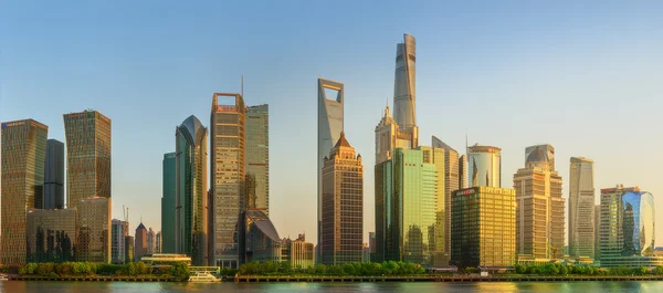 Stadtbild von Shanghai und Huangpu bei Sonnenuntergang, schöne Reflexion auf Wolkenkratzern, China — Stockfoto