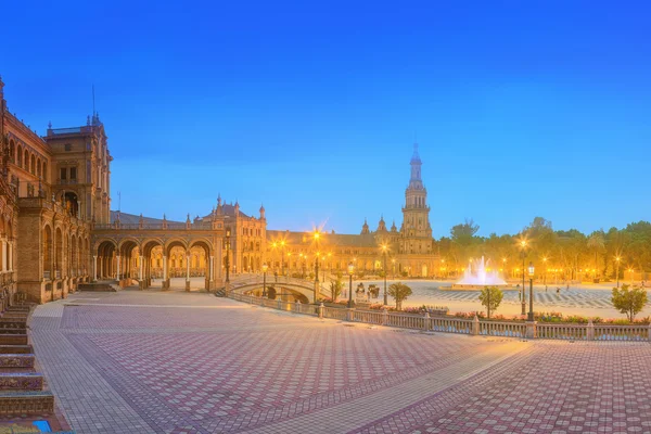 Pohled na náměstí Španělsko na západ slunce, mezník v novorenesančního stylu, Sevilla, Španělsko — Stock fotografie