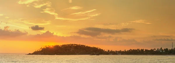 Plage tropicale romantique intacte au coucher du soleil — Photo