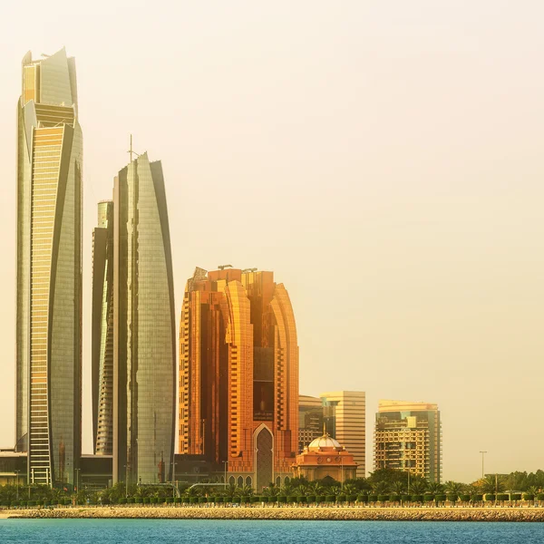 Vista de Abu Dhabi Skyline e Al Bateen marina ao pôr do sol, Emirados Árabes Unidos — Fotografia de Stock