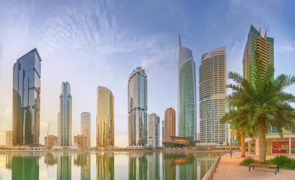 Vista panorâmica de Business Bay e Lake Tower, reflexo em um rio, Dubai Emirados Árabes Unidos — Fotografia de Stock