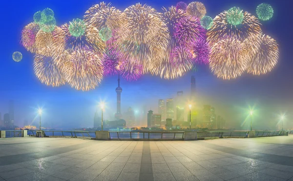 Belle nuit Shanghais paysage urbain avec les lumières de la ville sur la rivière Huangpu, Shanghai, Chine — Photo