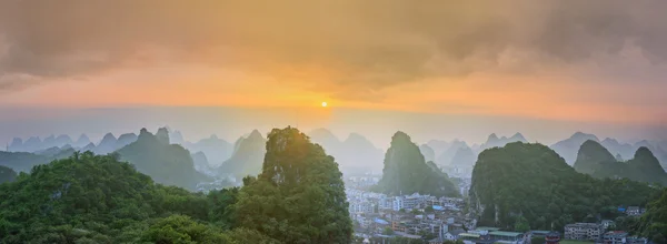 Landschaft aus Guilin, Li-Fluss und Karstbergen. in der Nähe von Yangshuo County, Provinz Guangxi, China — Stockfoto