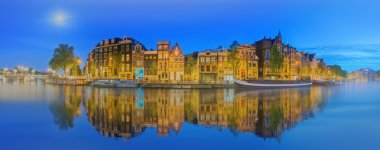 Amstel Nehri, kanallar ve gece manzarası güzel Amsterdam şehir. Hollanda