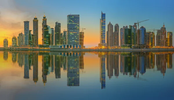 Panoramatický pohled bay podnikání a centrum oblasti Dubai, odraz v řece, Spojené arabské emiráty — Stock fotografie