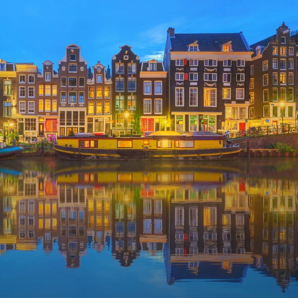 Amstel rivier, grachten en nacht zicht op het prachtige Amsterdam stad. Nederland — Stockfoto