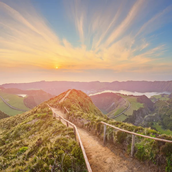 Berglandskap med Fotvandring spår och utsikt över vackra sjöar, Ponta Delgada, Sao Miguel Island, Azorerna, Portugal — Stockfoto