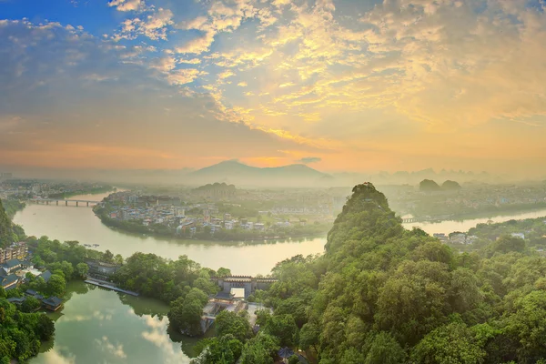 Paesaggio di Guilin, Li River e montagne carsiche. Situato vicino alla contea di Yangshuo, provincia del Guangxi, Cina — Foto Stock