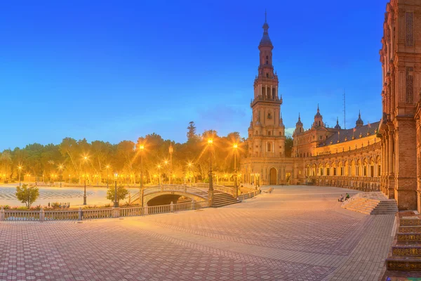 Pohled na náměstí Španělsko na západ slunce, mezník v novorenesančního stylu, Sevilla, Španělsko — Stock fotografie