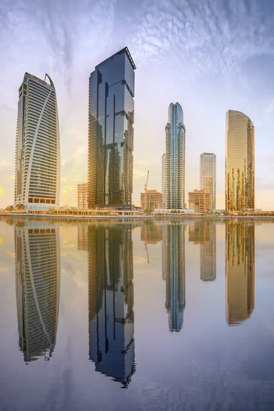 Vista panorámica de la bahía de negocios y la Torre del Lago, reflejo en un río, Dubai EAU — Foto de Stock