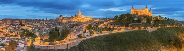 Panoramic view of ancient city and Alcazar on a hill over the Tagus River, Castilla la Mancha, Toledo, Spain — Stock Photo, Image