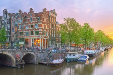 Amstel Nehri, kanallar ve gece manzarası güzel Amsterdam şehir. Hollanda