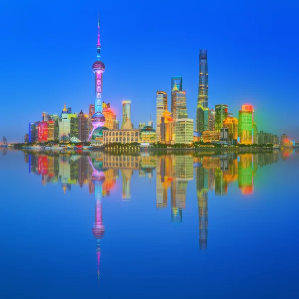 Krásný večer Shanghais panoráma města světel na řece Huangpu, Šanghaj, Čína — Stock fotografie