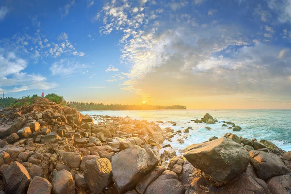 Romantic untouched tropical beach on sunset, Sri Lanka — Stock Photo, Image