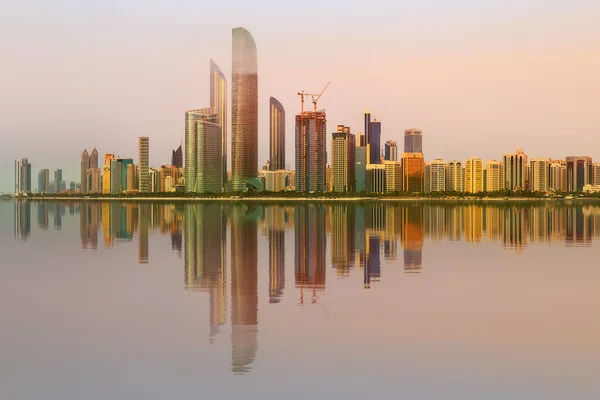 Uitzicht op de Skyline van Abu Dhabi bij zonsondergang, Uae — Stockfoto