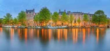 Panoramik ve tekneler, eski binalar ve Amstel Nehri'ne, Felemenk, Hollanda Amsterdam cityscape