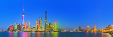 Güzel bir gece Shanghais cityscape Huangpu Nehri, Shanghai, Çin şehir ışıkları ile
