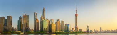 Shanghai ve Huangpu Nehri Cityscape gökdelenler, Çin günbatımı, güzel yansıması üzerinde
