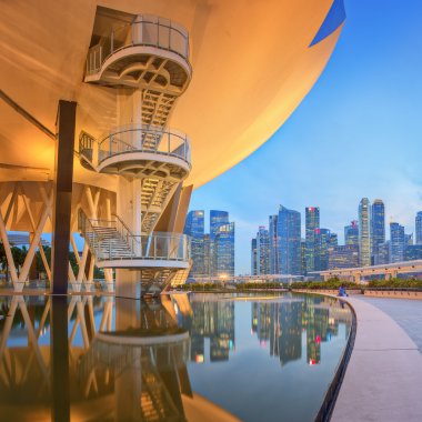 Arka planda Artscience Müzesi ve Singapur gökdelenlerin bölümünün görünümünü.