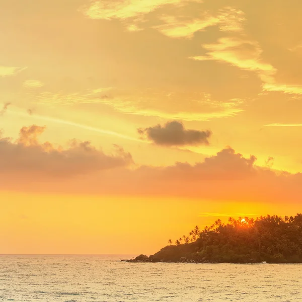 Plage tropicale romantique intacte au coucher du soleil — Photo