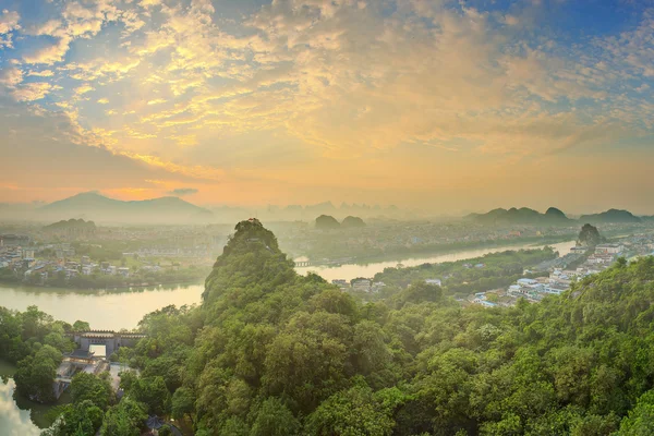 Landskap av Guilin, Li-floden och Karst bergen. Belägna nära Yangshuo County, Guangxi-provinsen, Kina — Stockfoto