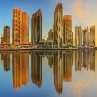 Yat ve bulutlu gökyüzü, Dubai, Birleşik Arap Emirlikleri Dubai Marina Körfezi'nin panoramik görünüm