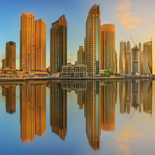 Panoramiczny widok na zatokę Dubai Marina z jachtu i pochmurnego nieba, Dubai, Zjednoczone Emiraty Arabskie — Zdjęcie stockowe