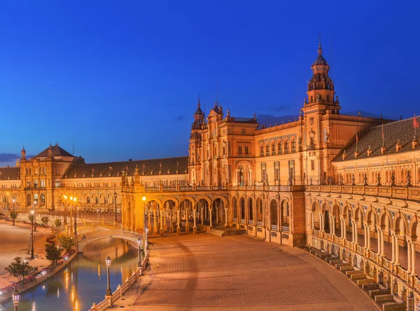 Pohled na náměstí Španělsko na západ slunce, mezník v novorenesančního stylu, Sevilla, Španělsko — Stock fotografie