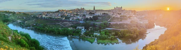 Panoramatický pohled ze starověkého města a pevnosti Alcazar na kopci nad řeku Tagus, Kastilie-la Mancha, Toledo, Španělsko — Stock fotografie