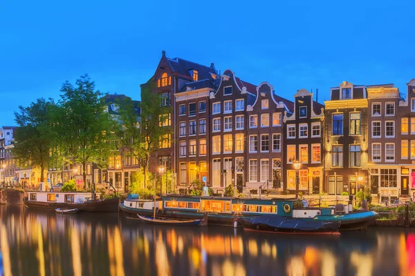 美しいアムステルダムのアムステル川、運河、夜表示。オランダ — ストック写真