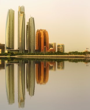 Gün batımında, BAE Abu Dhabi manzarası ve Al Bateen Marina görünümü