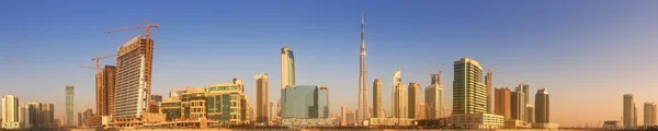 Vue panoramique sur la baie d'affaires et le centre-ville de Dubaï, reflet dans une rivière, Émirats arabes unis — Photo