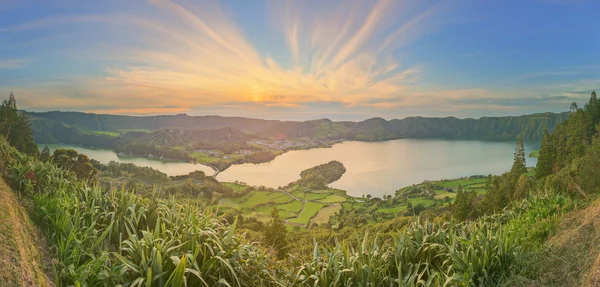 Berglandskap med Fotvandring spår och utsikt över vackra sjöar, Ponta Delgada, Sao Miguel Island, Azorerna, Portugal — Stockfoto