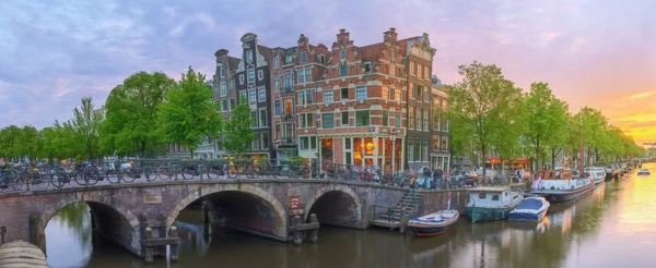 Amstel rivier, grachten en nacht zicht op het prachtige Amsterdam stad. Nederland — Stockfoto