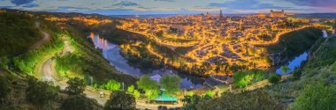 Toledo cityscape ve Tagus Nehri hill, Castilla la Mancha, İspanya'dan gece görünümü