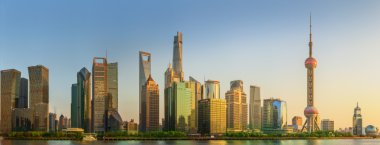 Shanghai ve Huangpu Nehri Cityscape gökdelenler, Çin günbatımı, güzel yansıması üzerinde